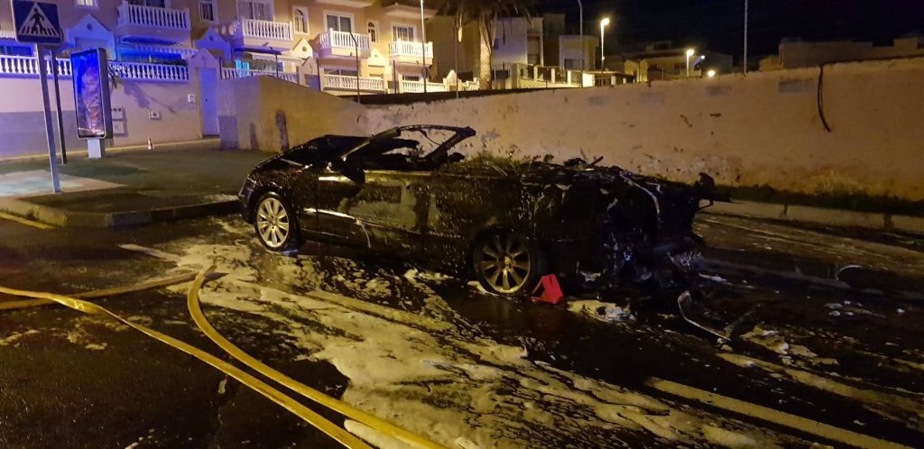 Incendio de un vehículo en Los Olivos, Adeje