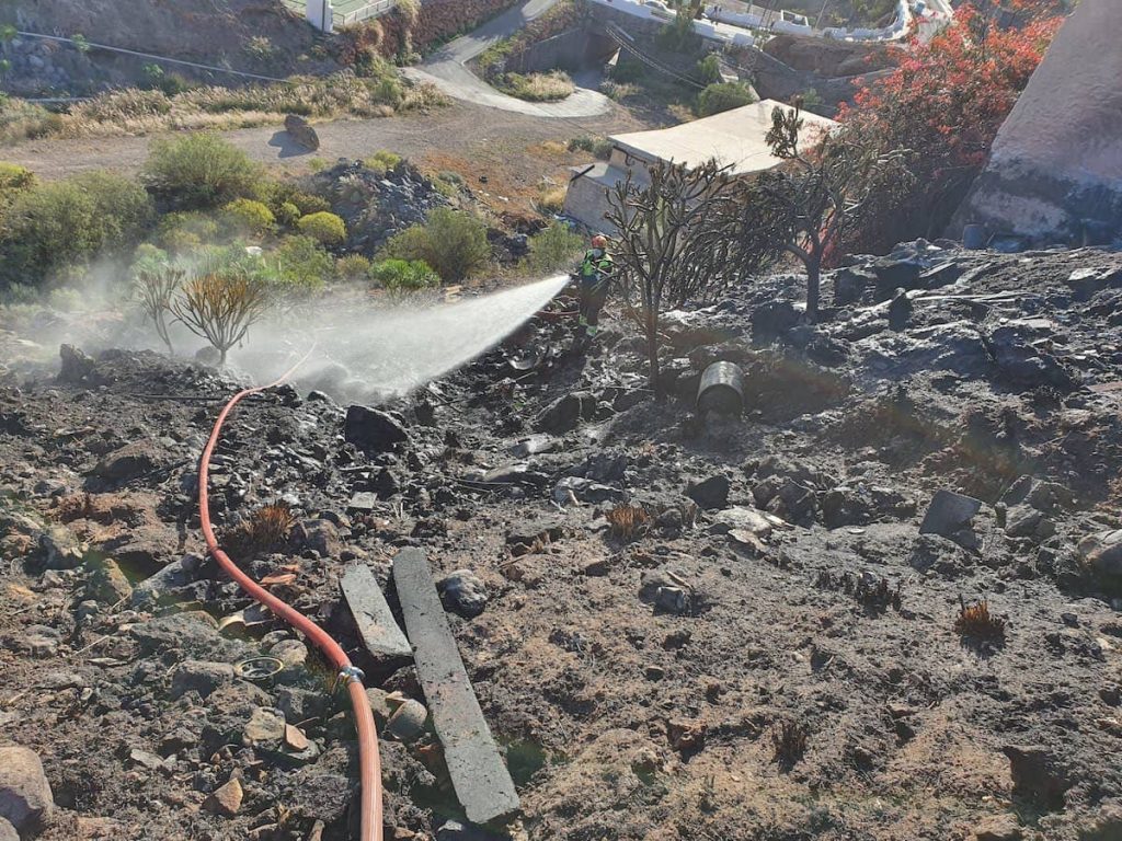incendio de rastrojos reportado en una ladera a la entrada de Playa Paraíso en Adeje